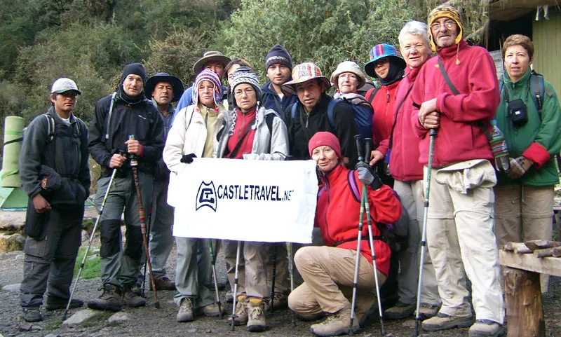 Groupe de randonneurs avec bâtons de marche sur le Chemin de l'Inca