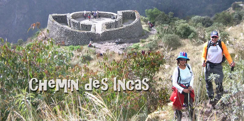 Randonneurs descendant devant Runkurakay, la tour ronde inca du Chemin de l'Inca