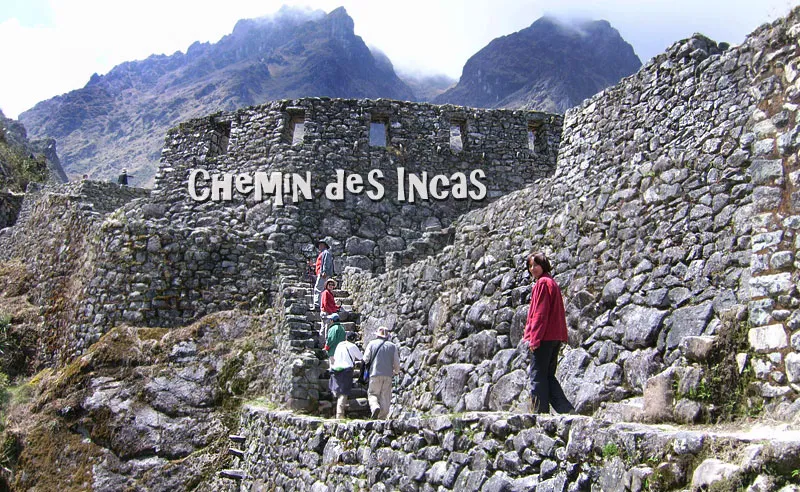 Escalier de pierre inca et terrasses, avec randonneurs, sur le Chemin de l'Inca