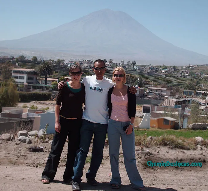 Voyageurs devant le volcan Misti qui domine Arequipa